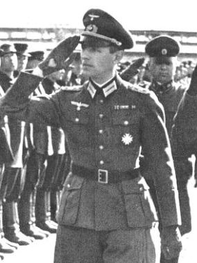 Reinhard Gehlen saluting